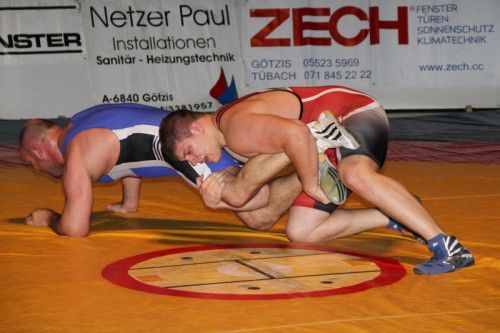 Ringen 1. Bundesliga 2012-10-27 Meister-Play-off, KSV Götzis I - AC Wals I in Götzis, FREISTIL, Hörmann Lukas/KSV Götzis (rotes Trikot) - Führwirth Mario/AC Wals 120-kg-Klasse