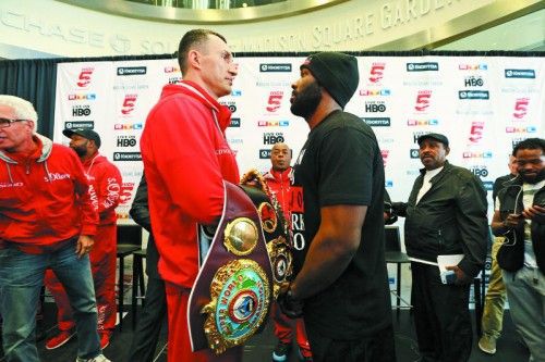 Schau mir in die Augen, Kleiner: Wladimir Klitschko und Herausforderer Bryant Jennings vor dem Kampf in New York. Foto: ap