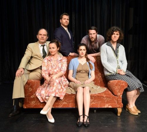 Spielen in „Rubel, Riet und Rock’n’Roll“: Ingo Ospelt, Ursula Reiter, Samuel Streiff, Christiani Wetter, Andy Konrad und Irene Eichenberger. Foto: Beham