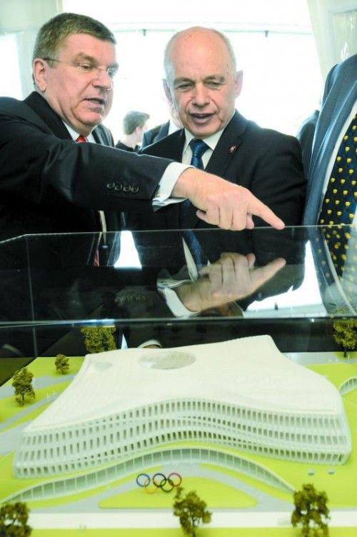 Thomas Bach zeigt Minister Ueli Maurer den IOC-Neubau. Foto: ap