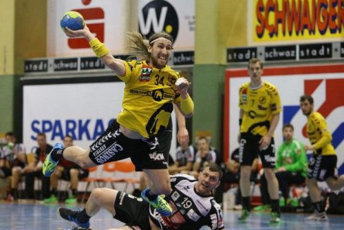 Tobias Warvne (mit Ball) und Co. wollen sich von Schwaz nicht stoppen lassen. Foto: gepa