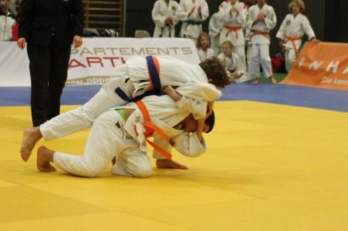 Vache Adamyan (oranger Gürtel) vom JC Montafon erkämpfte sich die Goldmedaille in der U-16-Klasse bis 55 kg. Foto: schwämmle