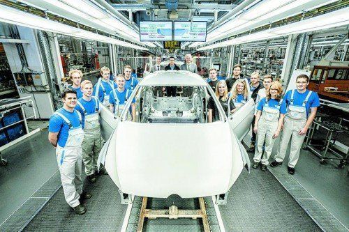VW-Lehrlinge bringen ein Showcar an den Wörthersee. Foto: werk