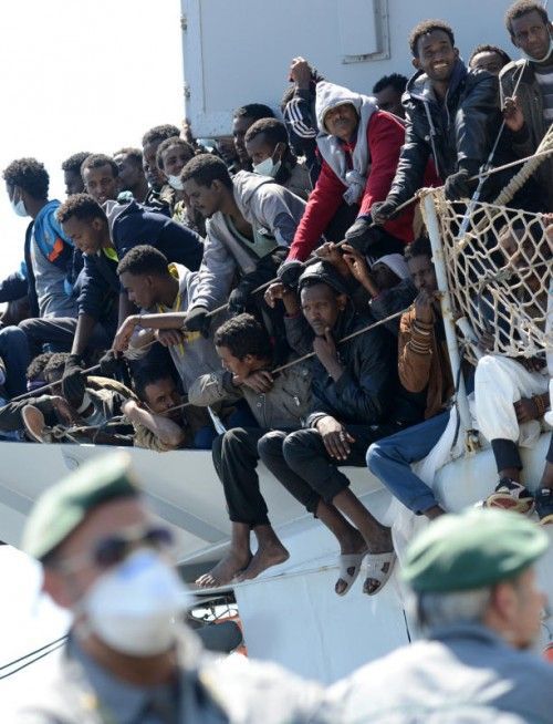 Warteten am Mittwoch darauf, endlich an Land zu kommen: Flüchtlinge im italienischen Salerno. FOTO: AP