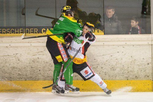 Wo geht es hier zum Meistertitel? Lustenau-Verteidiger Martins Freimanis und Feldkirch-Stürmer Christoph Draschkowitz. Foto: stiplovsek