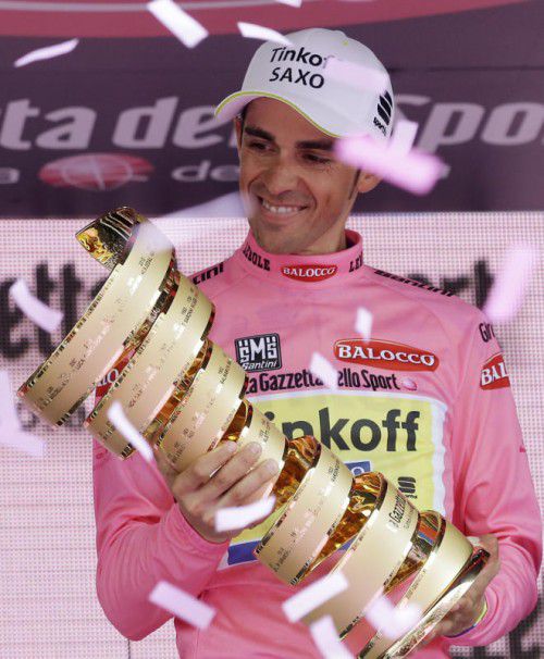 Alberto Contador mit der „Trofeo senza fine“. Foto: ap