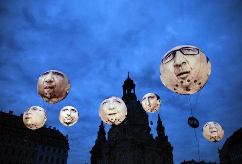 Aufgeblasen: Die Lobby-Organisation ONE ließ vor der Dresdner Frauenkirche Luftballons mit den Konterfeis der G7-Staats- und Regierungschefs als Protest aufsteigen (v. l.): Stephen Harper (Kanada), Barack Obama (USA), Matteo Renzi (Italien), Angela Merkel (Deutschland), David Cameron (Großbritannien), Francois Hollande (Frankreich) und Shinzo Abe (Japan). EPA