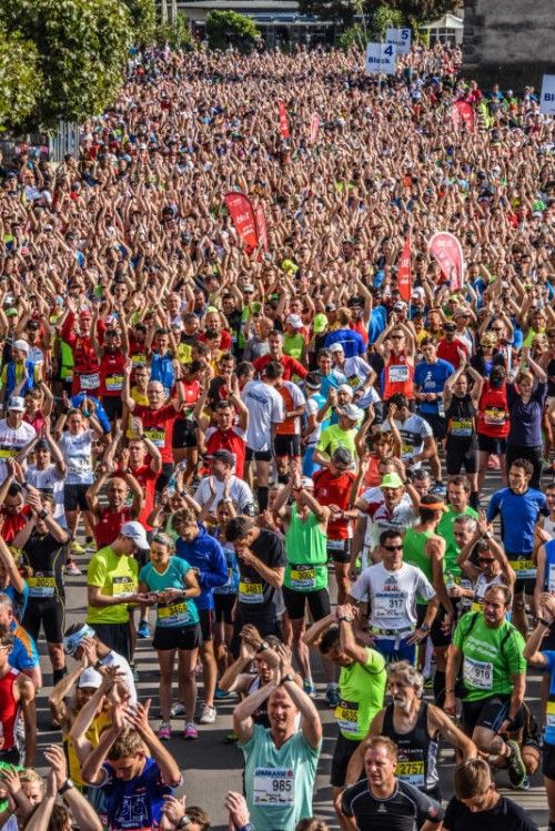 Aufwärmen für den 9. Sparkasse-3-Länder-Marathon, kann es bald für sechs Hobbyläufer heißen.  Foto: Oliver Lerch