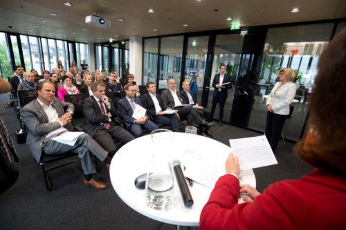 Ausgezeichnete Arbeitgeber unter sich: (1. Reihe v. l.) Heinz Senger-Weiss, WK-Direktor-Stv. Christoph Jenny, Werner Böhler, Christoph Winder, Helmut Schöpf, Martin Ohneberg, stehend Doris Palz.   Foto: VN/Hartinger