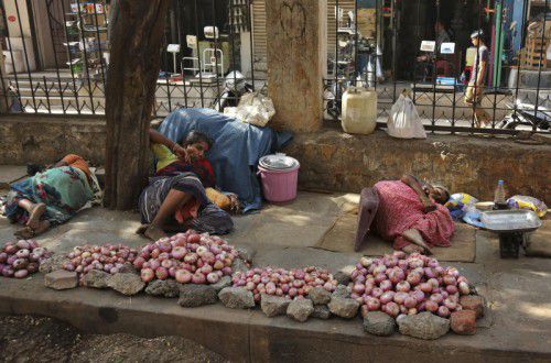 Bei den hohen Temperaturen ist es kaum möglich zu arbeiten. Diese Verkäuferinnen schlafen im Schatten eines Baumes in Hyderabad.  AP