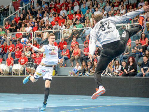Besonders mit seinen Paraden bei Eins-zu-eins-Situationen zog Hard-Goalie Golub Doknic den Fivers den Zahn. Foto: gepa