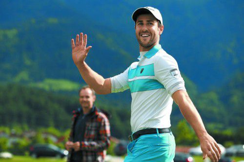 Bester Österreicher bei den Golf Open in Kärnten: Manuel Trappel kann fröhlich zur Siegerehrung marschieren. Foto: gepa