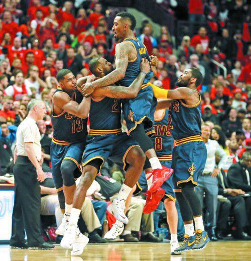 Chicago jubelt nach dem Siegwurf von LeBron James. Foto: ap