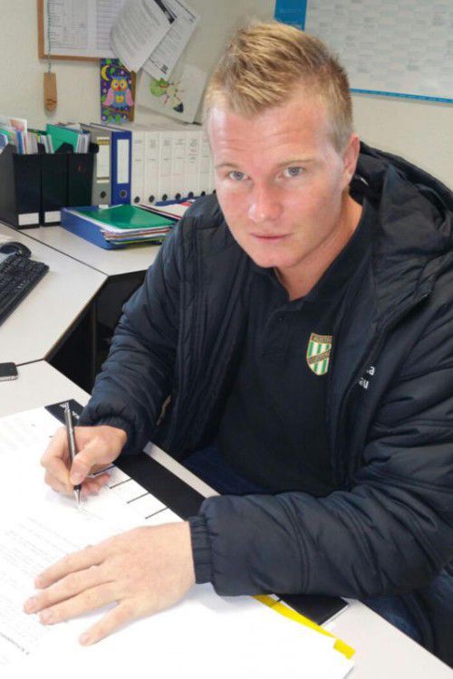 Christopher Knett bei der Unterschrift unter den Vertrag. Verein