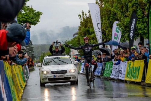 Dejan Bajt setzte sich aus der Spitzengruppe ab und genoss nach der Regenschlacht seinen Solosieg in Nenzing. Fotos: GEPA