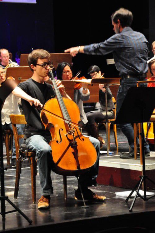 Der junge Cellist Gustav Wocher mit Dirigent Hansjörg Gruber.