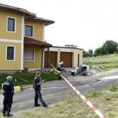 Kleinhubschrauber touchiert Hausdach