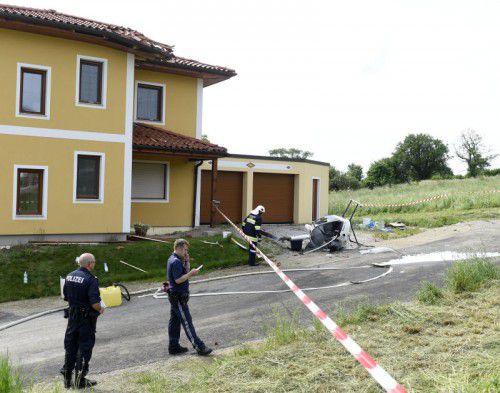 Der Kleinhubschrauber blieb vor der Garage liegen. Foto: APA