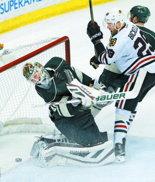 Devan Dubnyk ist geschlagen, Bryan Bickell jubelt. Foto: ap