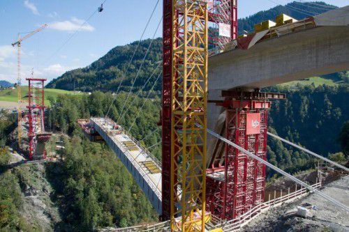Die Gerüstteile für den Bau der eleganten Brücke wurden von LGB entwickelt und vor Ort aufgebaut.