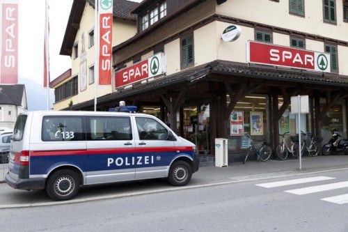 Die Polizei fuhr am Sparmarkt in Feldkirch vor, ob jedoch eine gefähr­liche Bedrohung vorlag, bleibt ungewiss.  Foto: Mathis