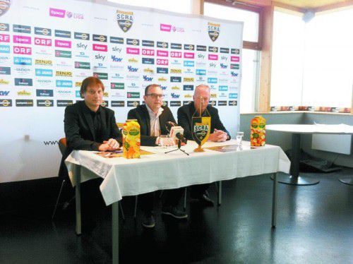 Freuen sich auf den Stadionausbau v. l.: Architekt Konrad Hänsler, Altach-GF Christoph Längle und Bürgermeister Gottfried Brändle. Foto: alge