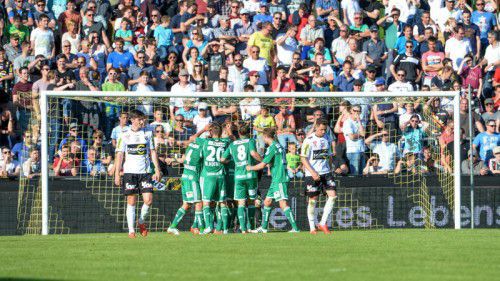 Hängende Köpfe bei den Altachern Benedikt Zech (links) und Felix Roth (rechts). Im Hintergrund jubeln die Rapid-Spieler nach einem Torerfolg. Foto: gepa