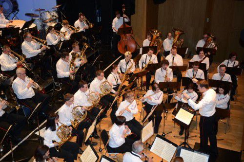 Höchste Konzentration war von Kapellmeister Markus Summer und den Musikanten gefordert. Foto: VN