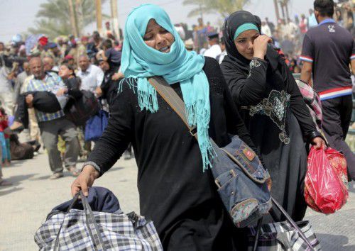 Irakische Frauen auf der Flucht vor den Kämpfen. FOTO: RTS
