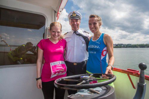 Kapitän Alois Wüstner erhielt Besuch von Fabienne Pfanner (l.) und Denise Neufert.