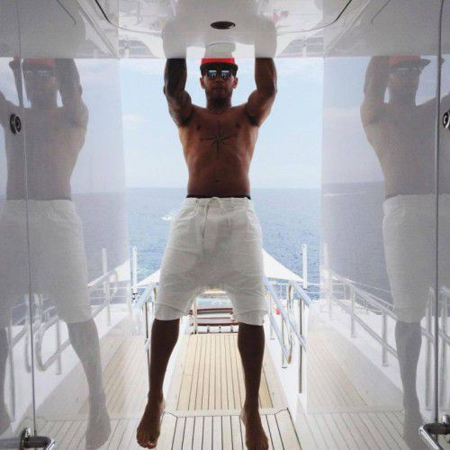 Klimmzüge auf einer Jacht: Lewis Hamilton. Foto: FB