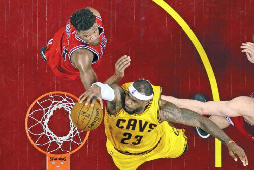 LeBron James setzt sich gegen Jimmy Butler durch. Foto: ap