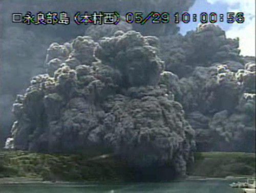 Mit einer gewaltigen Explosion ist der Vulkan Shindake auf der Insel Kuchinoerabu im Südwesten Japans explodiert.  Foto: EPA