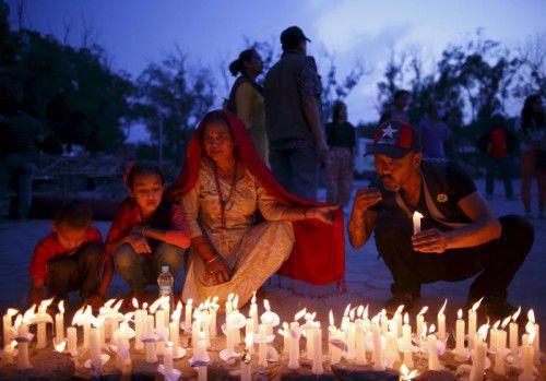 Mit zahlreichen Kerzen erinnerten die Menschen in Kathmandu an die fast 8700 Toten. Foto: Reuters