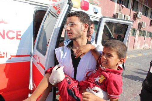 Mitarbeiter des „Roten Halbmond“ evakuieren Verwundete im Gaza-Streifen.  Foto: ÖRK