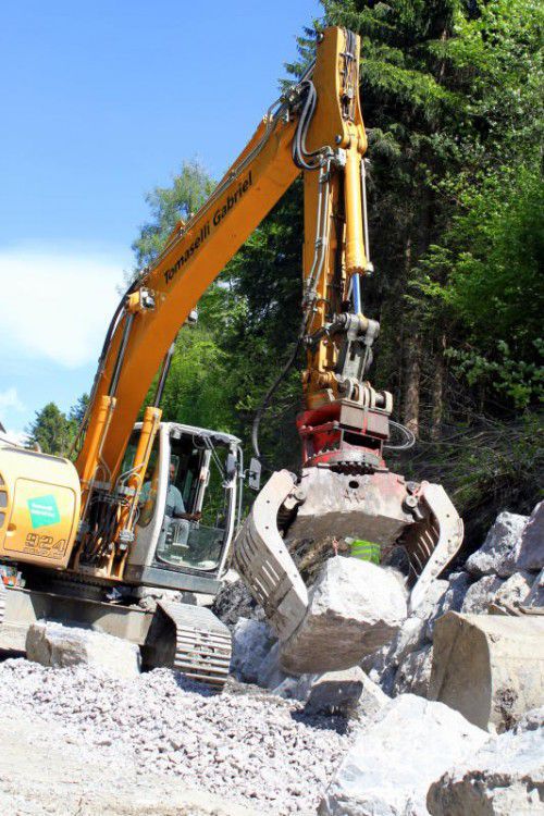 Mittels Bagger werden die schweren Steine in Position gebracht.
