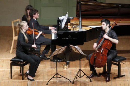 Pianist Aaron Pilsan mit Mariella Haubs und Kian Soltani. Foto: Schubertiade