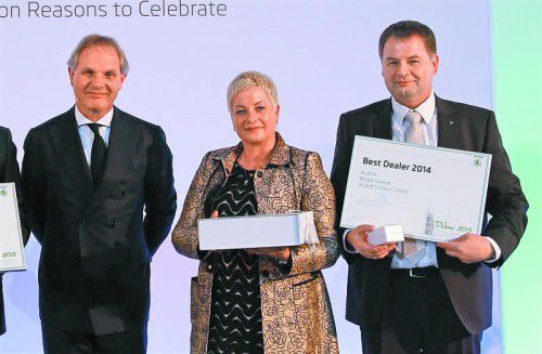 Rudolf und Irma Schwarz (v. r.) wurde kürzlich in Dubai die Auszeichnung des besten Skoda-Händlers Österreichs überreicht. Foto: Privat