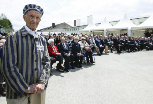 Rund 22.000 Menschen nahmen am Sonntag an den Gedenkfeiern im ehemaligen KZ Mauthausen teil, darunter auch 50 Überlebende. FOTO: EPA