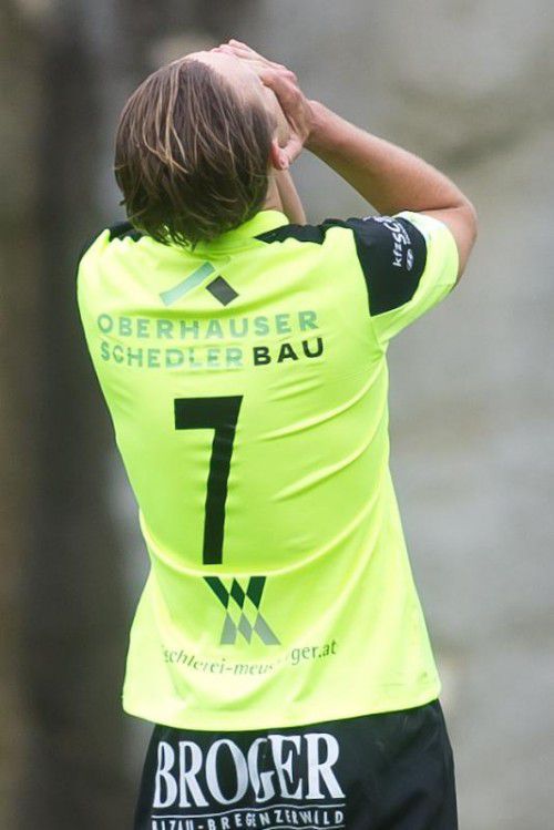 Tomasz Pekala und der FC Bizau müssen das Abenteuer Regionalliga schon nach einer Saison wieder beenden und steigen zusammen mit dem FC Höchst in die Vorarlbergliga ab. Foto: steurer