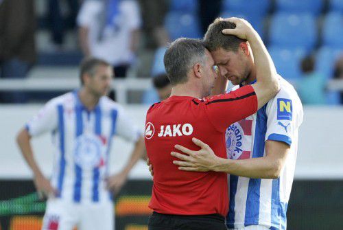 Trost von Damir Canadi (l.) für Christoph Freitag, der unter ihm beim FC Lustenau spielte. Foto: apa