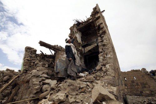 Was nach den Luftschlägen im Jemen übrig bleibt.  FOTO: REUTERS