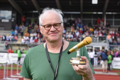 Wolfgang Berchtold erhielt das goldene Mikrofon für 29 Jahre Tätigkeit als Stadionsprecher.