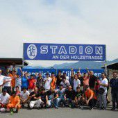 FC Lustenau feiert mit Flüchtlingen