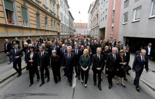 ABD0080_20150628 - GRAZ - ÖSTERREICH: Der Trauerzug nach der Amokfahrt in Graz mit BP Fischer, BK Faymann sowie weiteren Vertretern der Regierung am Sonntag, 28. Juni 2015, in der Grazer Innenstadt. - FOTO: APA/ERWIN SCHERIAU