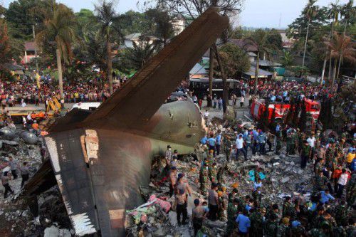 Am Absturzort in der Millionenstadt Medan bot sich den Einsatzkräften ein Bild des Grauens.  Foto: EPA