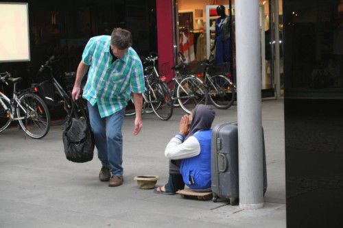 Am Dienstag im Zentrum von Dornbirn: Ein Bettler bedankt sich demütig für eine Spende. Foto: VN/Sohm