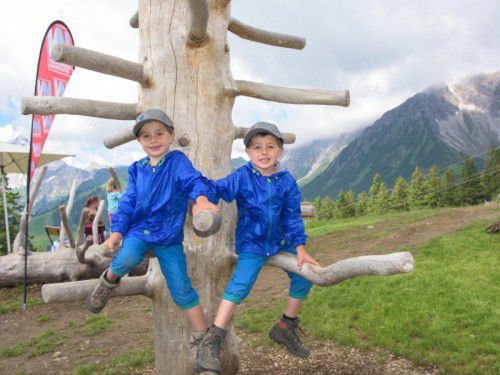 Bild zeigt eine Szene vom VN-Familienwandertag in Brand: auch die fünfjährigen Zwillinge Michael und Johannes waren mit dabei.