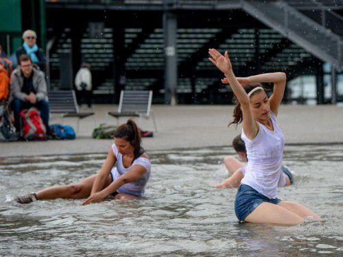 Bild zeigt eine Szene von der Aufführung des Global Water Dance in Bregenz.