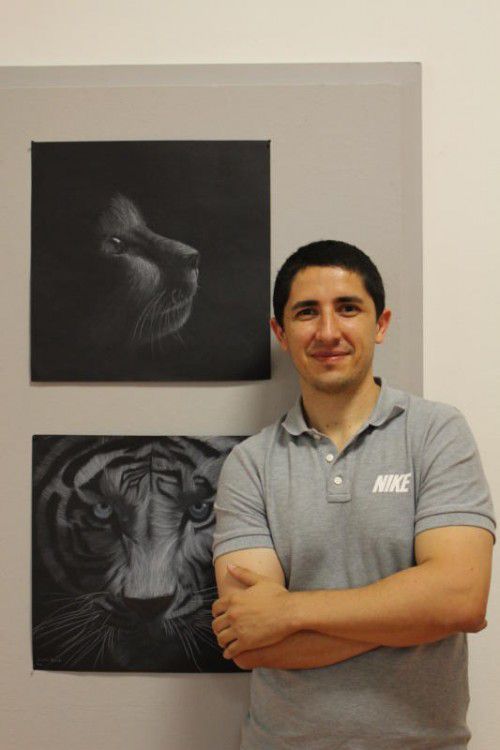 Daniel Rendón Guerrero freut sich, wenn seine Schüler Interesse zeigen, und ist stolz auf deren Werke.  Foto: sis  